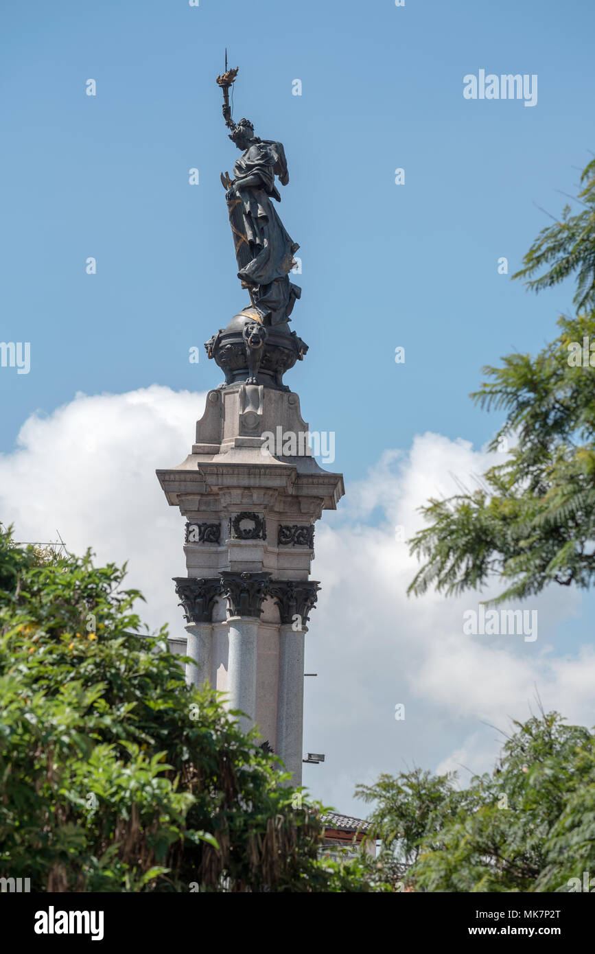 Eroi de la Independecia e il monumento agli eroi all'inizio dell'Ecuador la guerra per l indipendenza in Piazza Indipendenza, a Quito, Ecuador. Foto Stock