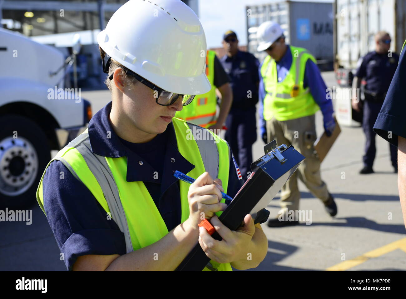 Petty Officer di terza classe Emma Manresa, una scienza marina tecnico al settore Houston-Galveston, registra i dati raccolti dai contenitori di spedizione durante un multi-agenzia sciopero vigore il funzionamento su nov. 15, 2017 presso il Porto di Houston competente La Porte, Texas. Il Coast Guard ispeziona i carichi e i contenitori per promuovere la sicurezza marittima, la sicurezza e la gestione amministrativa per l'America porti e vie navigabili. Stati Uniti Coast Guard foto di Sottufficiali di terza classe Johanna Strickland. Foto Stock