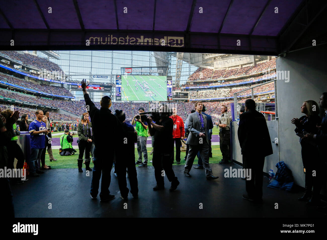 A undici anni Kiminski Tallon, figlio del Minnesota Air National Guard stati, il Mag. Jodi Grayson, fu onorato durante un'NFL "Salute al servizio" evento presso U.S. Bank Stadium a Minneapolis durante i vichinghi/Rams gioco, domenica, nov. 19, 2017. Durante la cerimonia di campo Tallon si fermò in un angolo della zona di estremità, è stata applaudita dalla folla e guardato un video messaggio da Grayson fino sul stadium scoreboard. Durante il video messaggio Grayson informato Tallon che stava per il Super Bowl nel febbraio. A quel tempo egli fu sorpreso da ex Vichinghi All-Pro difensivo fine Jared Allen che prese Foto Stock