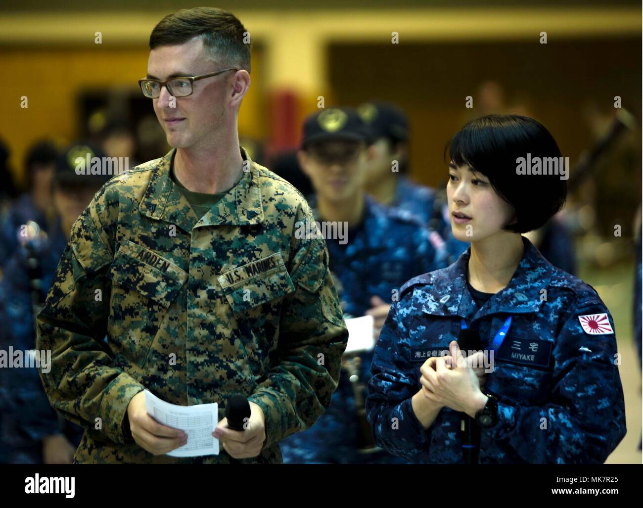 Giappone marittimo Forza di Autodifesa membro della band Yukari Miyake svolge con gli Stati Uniti Marine Cpl. Ivan Arden, un nativo di Chicago, nov. 13, 2017, durante il Giappone Forza di Autodifesa Marching Band Festival a Camp Asaka, Giappone. Il festival porta bande militari da parte degli Stati Uniti, Thailandia e Giappone per eseguire insieme e legame attraverso la musica. Miyake, da Kurashiki, è un cantante con la JMSDF Band. (U.S. Marine Corps foto di Cpl. Andrew Neumann) Foto Stock
