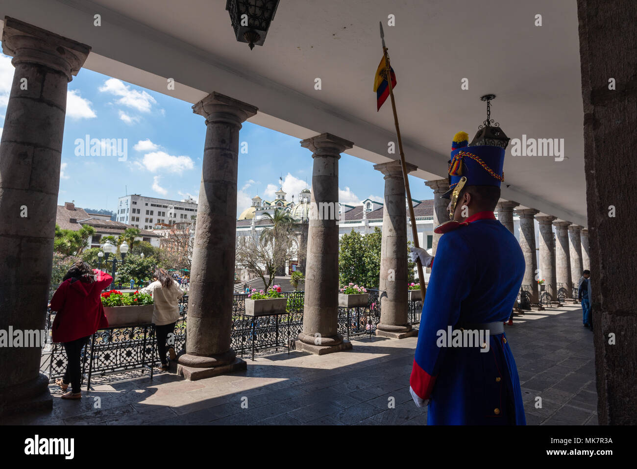 Guardia Presidenziale presso il Palazzo Carondelet nel centro storico della città di Quito, Ecuador. Foto Stock