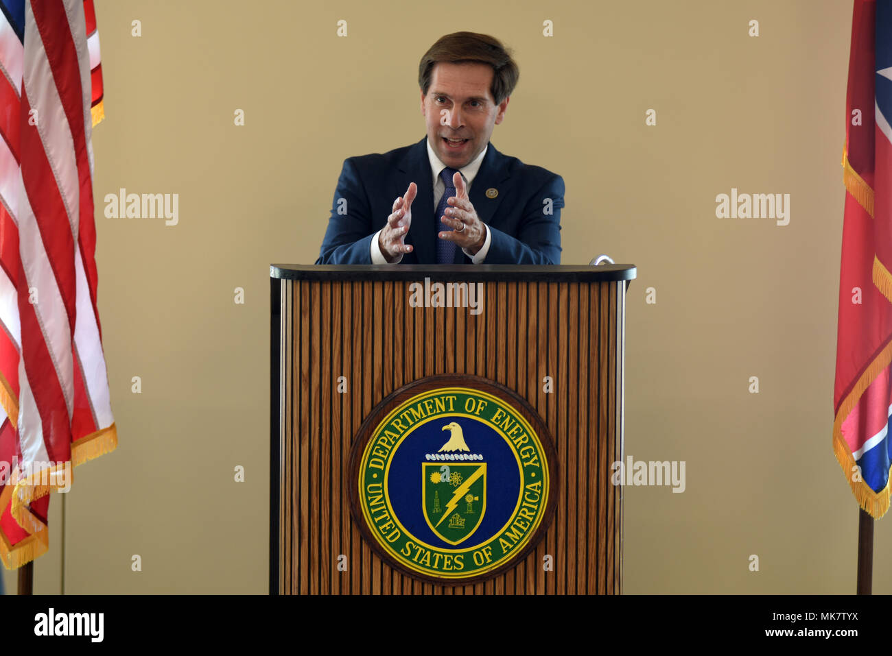 Congressman Chuck Fleischmann, Tennessee District 3, parla durante la dedicazione della nuova costruzione edificio di supporto nov. 20, 2017 a Y-12 la sicurezza nazionale complesso in Oak Ridge, Tennessee I tre piani, 64.800-piazza-piede edificio dovrà fornire una combinazione di un ufficio e di spazio di magazzino ed è la prima struttura permanente costruiti come parte dell'Uranio Processing Facility progetto. (USACE Foto di Leon Roberts) Foto Stock