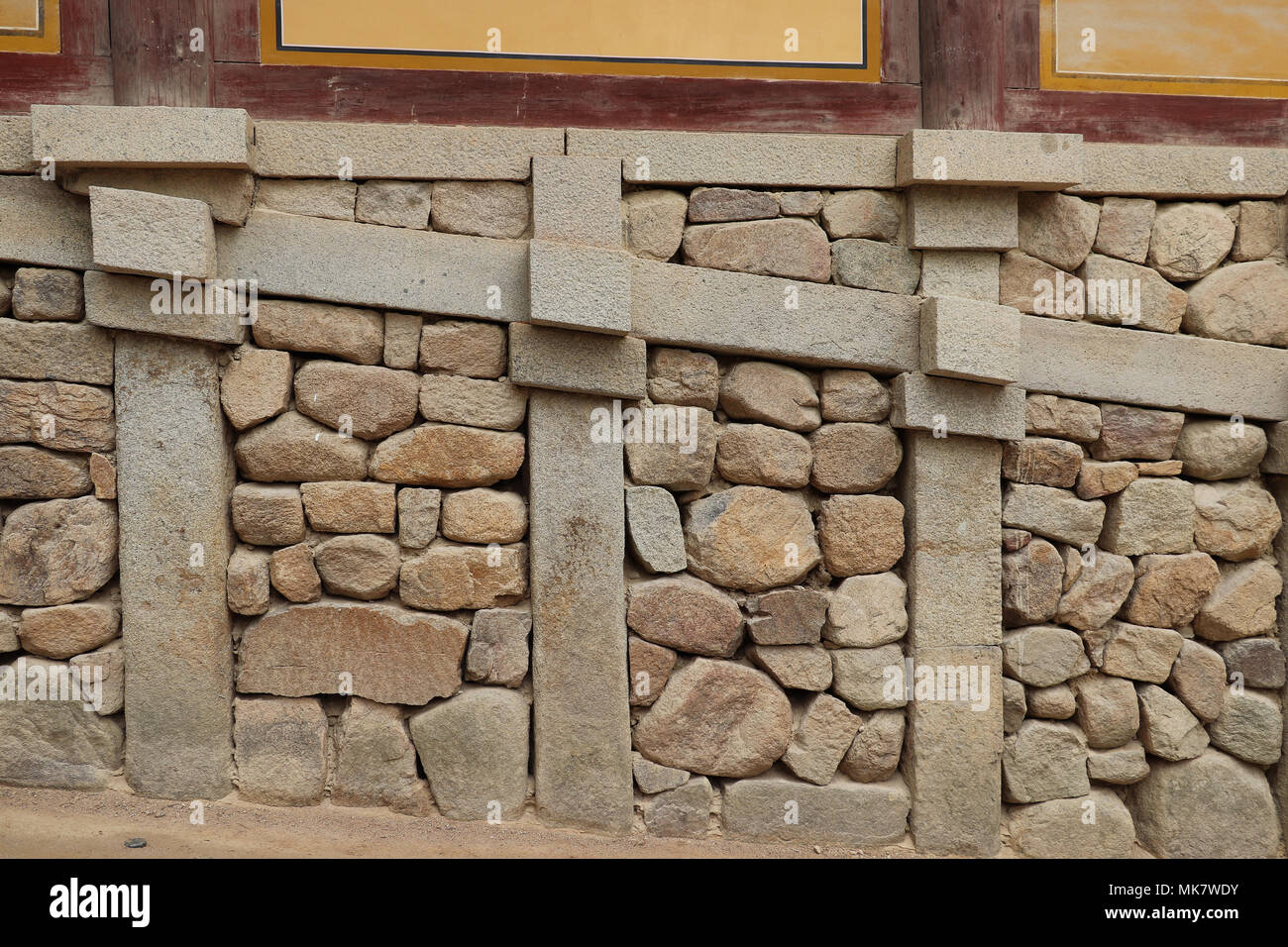 Close-up della pietra di fondazione modello della famosa Bulguksa Tempio in Corea del Sud; la muratura in pietra è originale,mentre gli edifici sono ricostruite Foto Stock