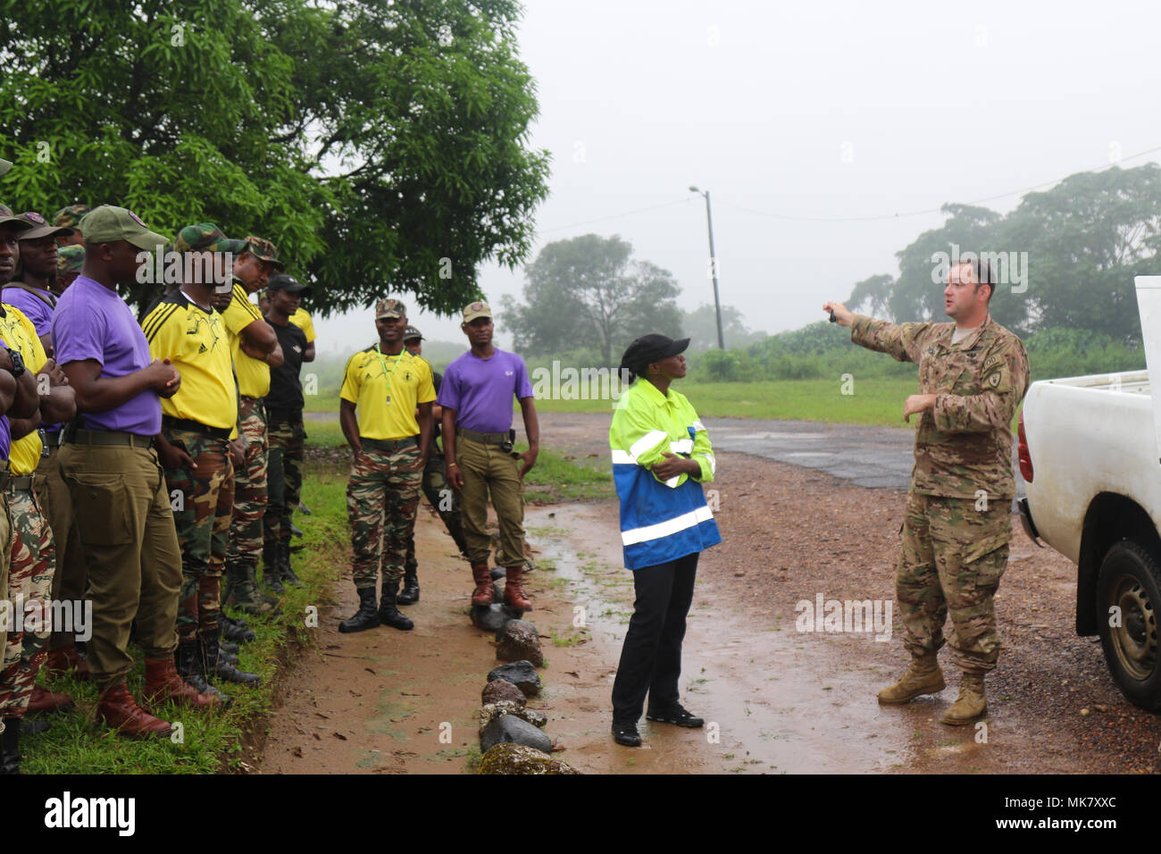 Il personale Sgt. Joshua Crenshaw, a destra, un materiale esplosivo tecnico con il 764th Ordnance Company (l'eliminazione degli ordigni esplosivi) fuori di Ft. Carson, Colo. dimostra ai membri del Camerun le forze armate come disporre di un giubbotto-borne improvvisato dispositivo esplosivo durante l'esercizio contro-IED sconfitta la fase I del 15 novembre 2017, a Douala Camerun. L'eliminazione degli ordigni esplosivi è rilevante per le truppe camerunesi, che distribuiscono il lago Ciad Bacino di lotta Boko Haram e di altre organizzazioni terroristiche. (U.S. Foto dell'esercito da 1Lt. Eric Smith, 79th Theatre supporto comando) Foto Stock