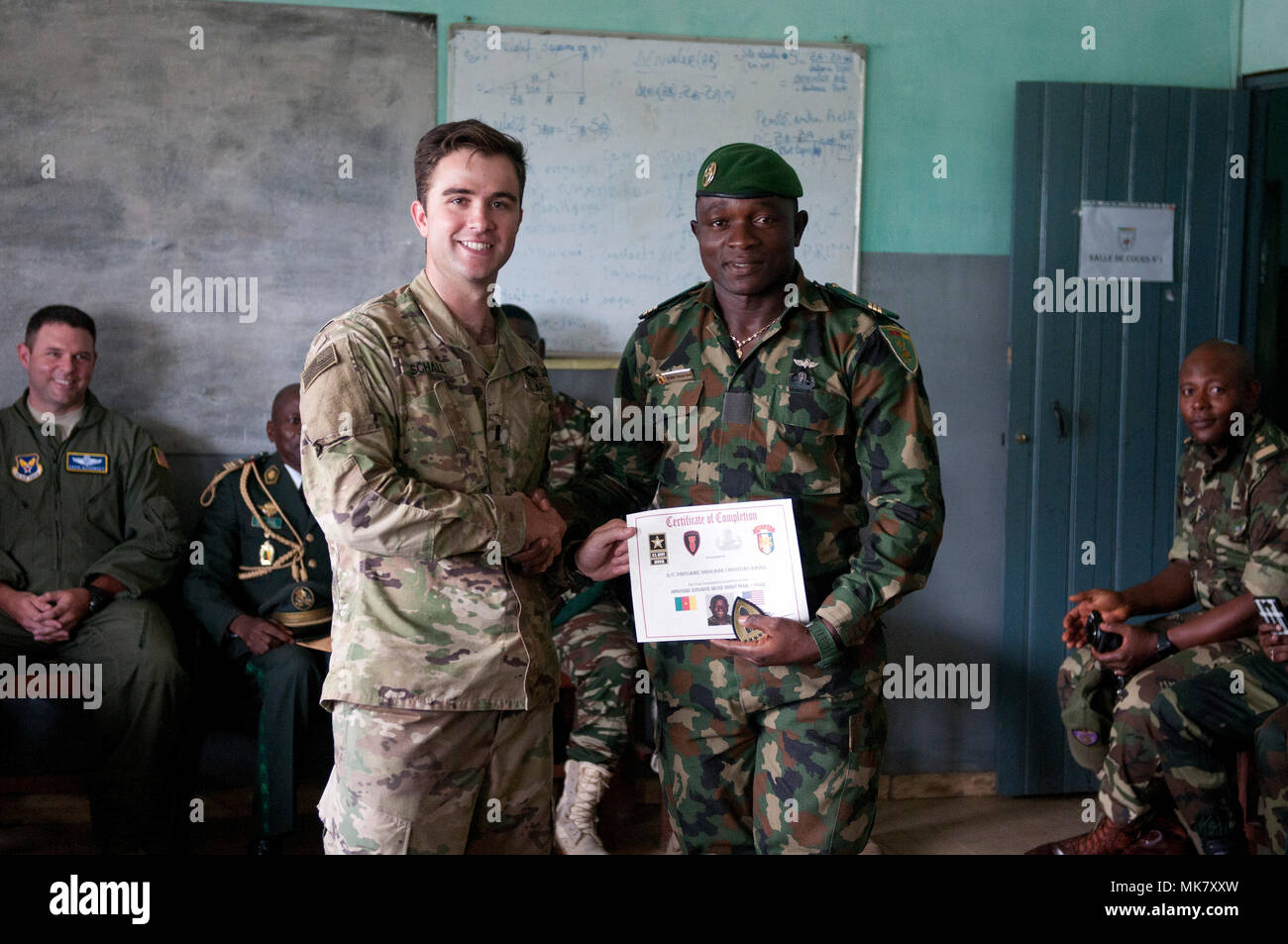 1Lt. Giacobbe Schall, a sinistra un plotone leader per il 764th Ordnance Company (l'eliminazione degli ordigni esplosivi) fuori di Fort Carson, Colo., mani fuori i certificati di laurea al culmine di esercizio contatore esplosivi improvvisati Device-Defeat Fase I a Douala Camerun, Novembre 17, 2017. L'esercizio, guidati da U.S. I soldati della 764th Ordnance Company (l'eliminazione degli ordigni esplosivi) fuori di Fort Carson, Colo., insegna potenzialmente salvavita competenze, incluse le modalità per il riconoscimento e lo smaltimento sicuro di IED. La minaccia di IED contatto è rilevante per le truppe camerunesi, che distribuiscono il lago Ciad Bas Foto Stock