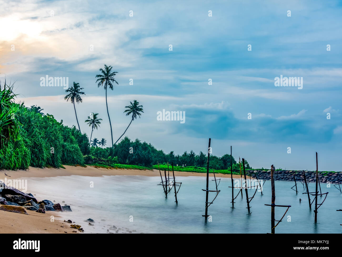 Mattina Swilt pesca spiaggia foto con palme da cocco e pali da pesca sullo sfondo Sri Lanka South Beach viaggio destinazione Galle Foto Stock