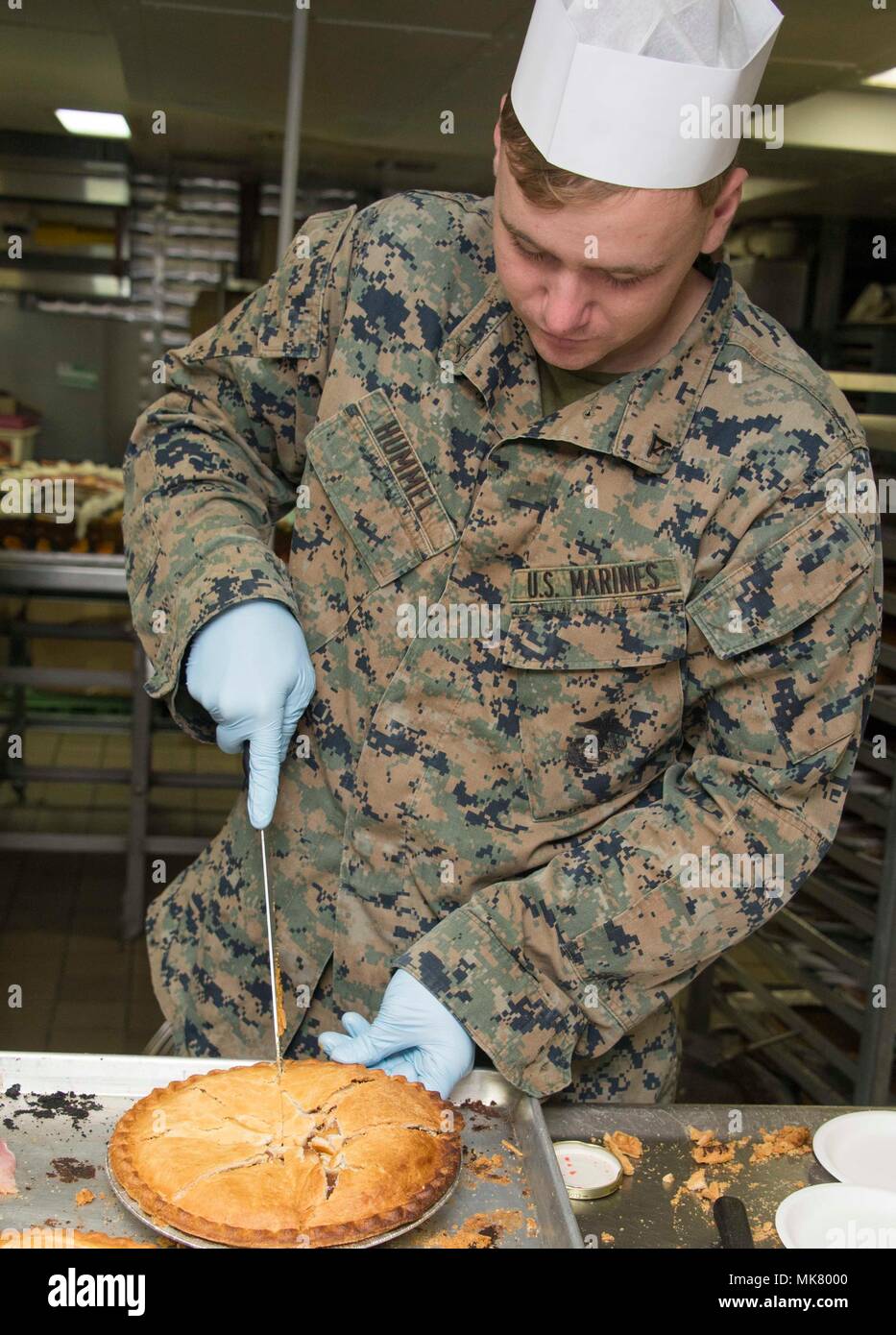 La USS Iwo Jima (LHD 7) è una nave d'assalto anfibia della Marina degli Stati Uniti, entrata in servizio nel 2001 e intitolata alla battaglia di Iwo Jima della seconda guerra mondiale. Il 23 novembre 2017, nell'Oceano Atlantico, il personale assegnato alla 26th Marine Expeditionary Unit preparò i pasti del giorno del Ringraziamento a bordo della nave durante un esercizio di Composite Training Unit. La fotografia d'archivio documenta le preparazioni culinarie durante la certificazione pre-implementazione. Foto Stock