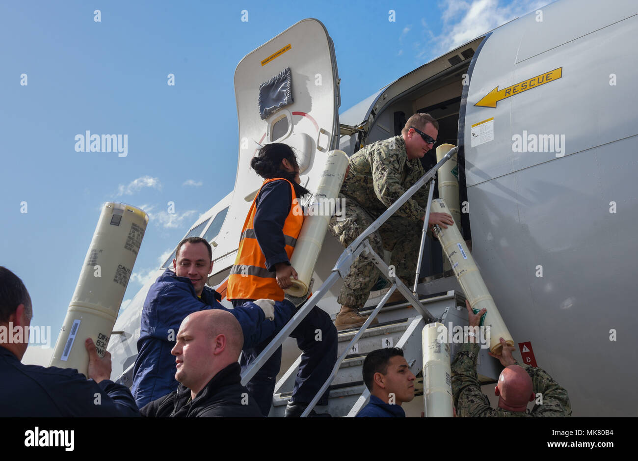 171124-N-IT277-039 Bahia Blanca, Argentina (nov. 23, 2017) membri della marina militare argentina Aiutare i marinai dal 'Mannuncio volpi' di Patrol Squadron (VP) 5 e la 'Pellicani' di VP-45 sonobouys carico su una P8-A Poseidon aeromobili. I marinai da VP-5 e VP-45 sono attualmente in Bahia Blanca come parte di un distacco dal comandante, il pattugliamento e ricognizione ala (CPRW) 11 assistere i militari argentini nella loro ricerca che manca il sommergibile argentino ARA San Juan. (U.S. Foto di Marina di Massa Communications Specialist 2a classe Sean R. Morton/rilasciato) Foto Stock