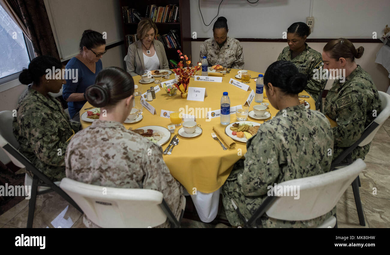 Il segretario della Marina Richard V. di Spencer e di sua moglie, la sig.ra Sarah Pauline Finch Spencer, aveva la colazione con le truppe e girato Camp Lemonnier strutture durante una visita alla base, nov. 24, 2017. Mentre sulla base, la sig.ra Spencer girato tutto il meccanismo di assistenza medica di emergenza, arruolato nelle caserme, Centro Fitness, Navy Exchange e la cambusa. (U.S. Air National Guard photo by Staff Sgt. Allyson L. maniere) Foto Stock