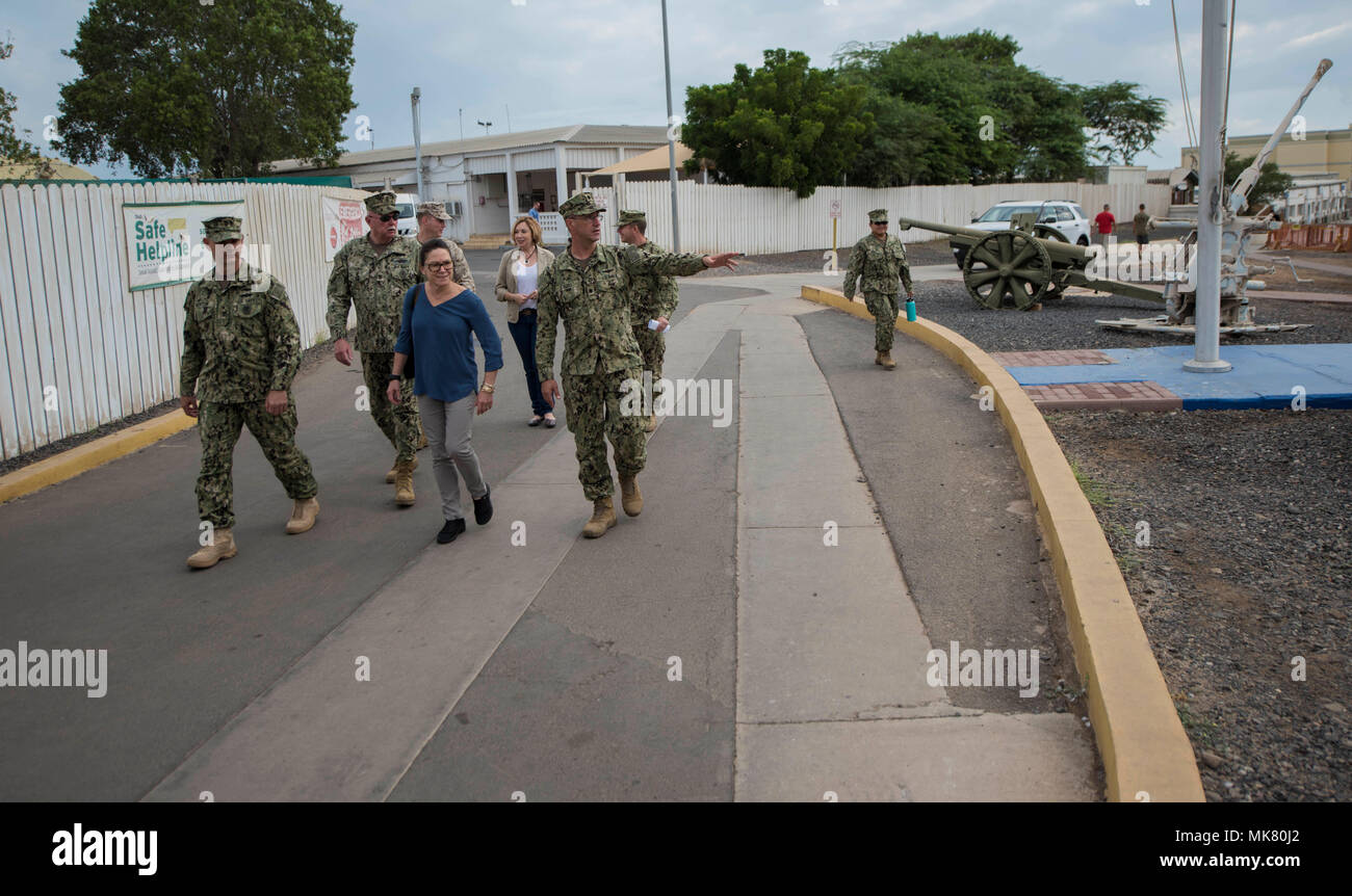 Il segretario della Marina Richard V. di Spencer e di sua moglie, la sig.ra Sarah Pauline Finch Spencer, aveva la colazione con le truppe e girato Camp Lemonnier strutture durante una visita alla base, nov. 24, 2017. Mentre sulla base, la sig.ra Spencer girato tutto il meccanismo di assistenza medica di emergenza, arruolato nelle caserme, Centro Fitness, Navy Exchange e la cambusa. (U.S. Air National Guard photo by Staff Sgt. Allyson L. maniere) Foto Stock