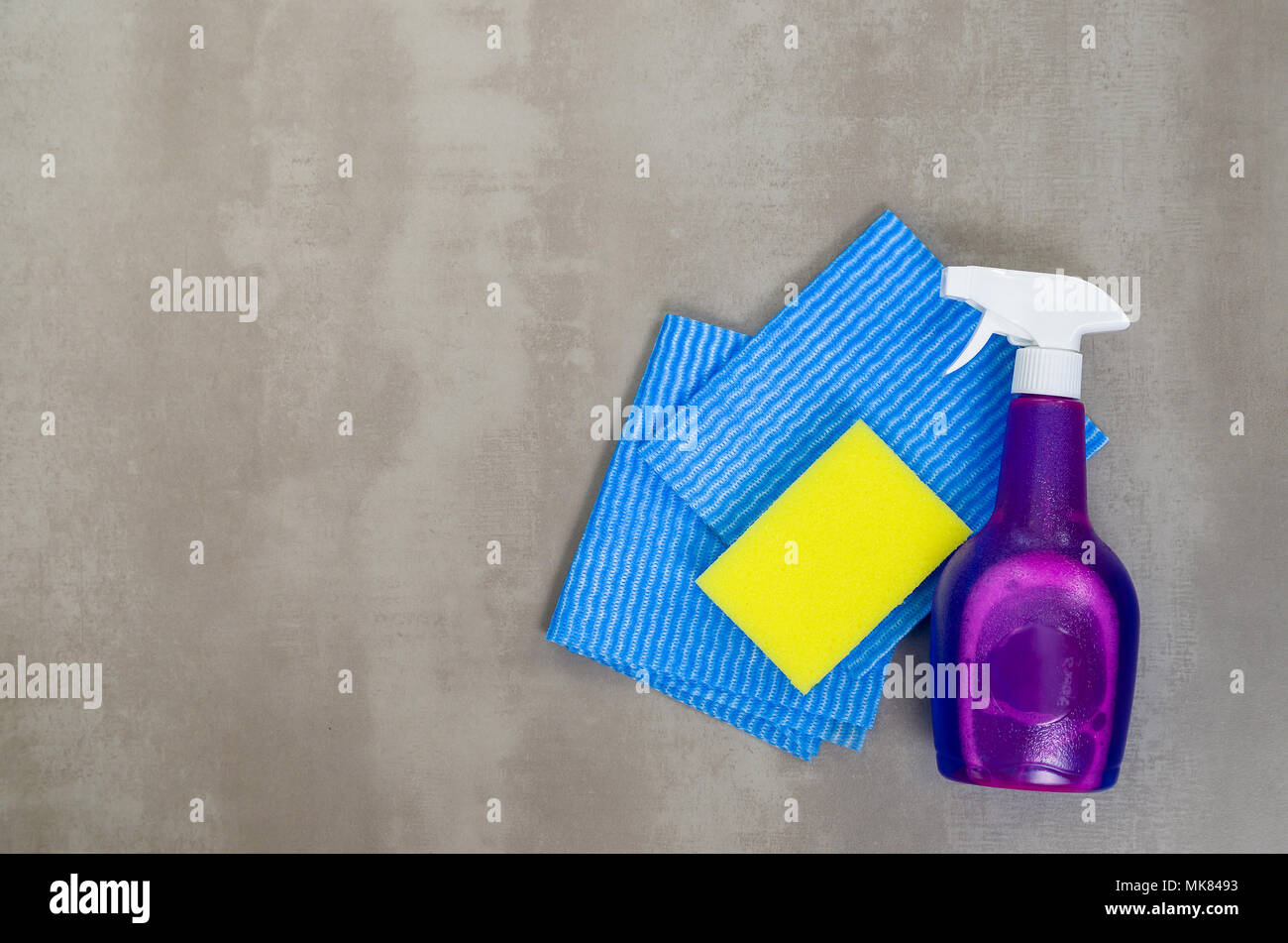 Grande concetto di pulizia, vari prodotti utilizzati per la pulizia su sfondo grigio. Foto Stock