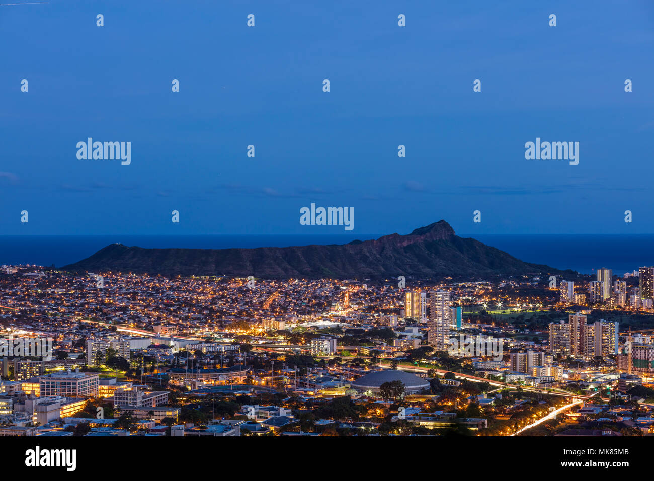 Una panoramica di Honolulu skyline al tramonto da Tanatlus drive. Foto Stock