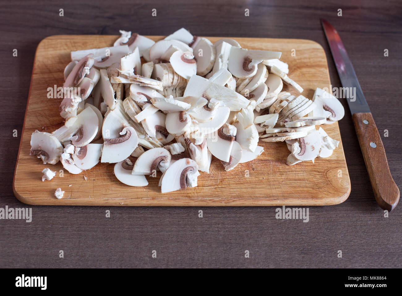 Mise en place setup di ingredienti per la cena sul tagliere di legno prima di preparazione, dieta bacground lifestyle Foto Stock