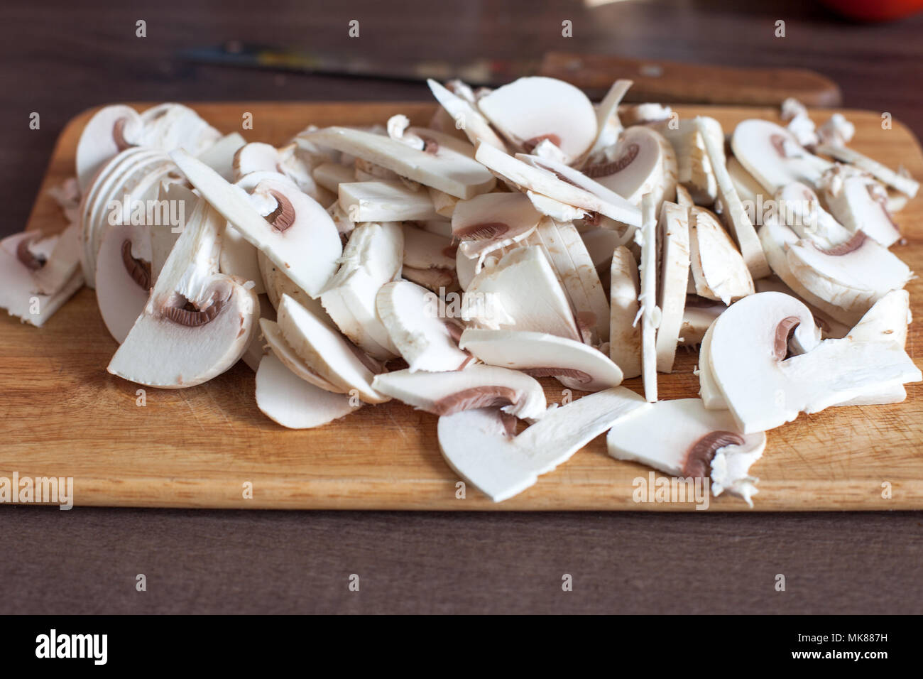 Mise en place setup di ingredienti per la cena sul tagliere di legno prima di preparazione, dieta bacground lifestyle Foto Stock