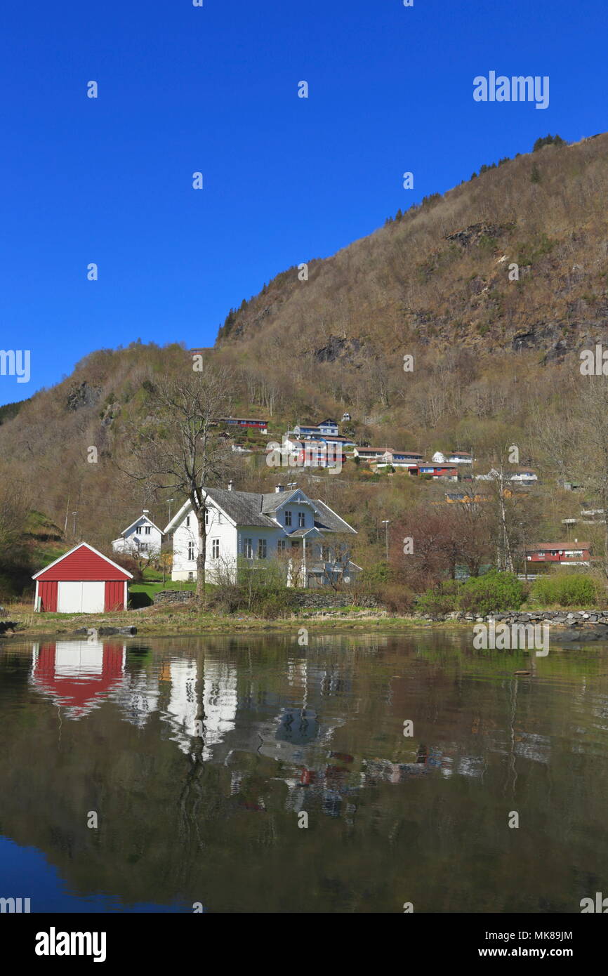 Vista di un boathouse e ospita il 20 aprile 2014 sull'isola di Osterøy, Norvegia, durante la primavera. Foto Stock