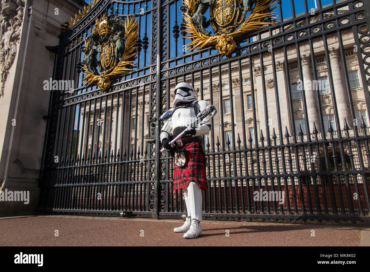 Un stormtrooper indossando un kilt guardie della Regina e di Buckingham Palace il 4 maggio (maggio il quarto essere con voi) prima di essere spostato su dalla polizia Foto Stock