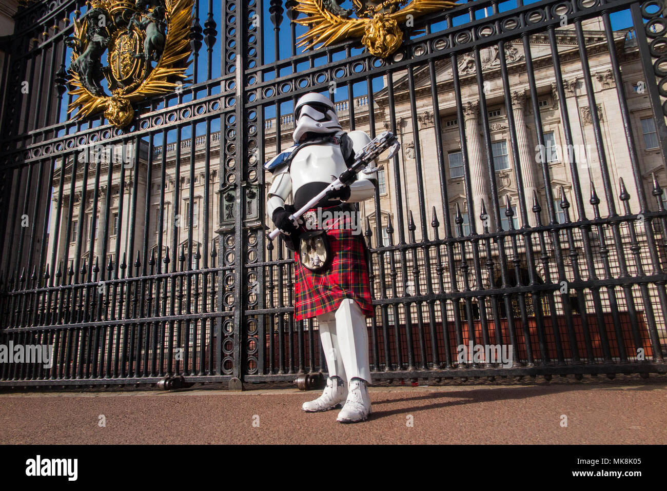 Un stormtrooper indossando un kilt guardie della Regina e di Buckingham Palace il 4 maggio (maggio il quarto essere con voi) prima di essere spostato su dalla polizia Foto Stock