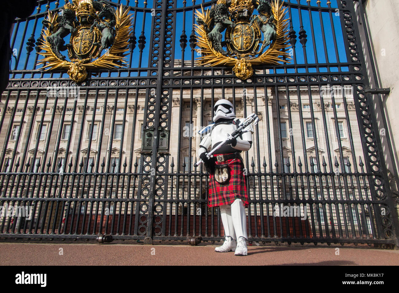 Un stormtrooper indossando un kilt guardie della Regina e di Buckingham Palace il 4 maggio (maggio il quarto essere con voi) prima di essere spostato su dalla polizia Foto Stock