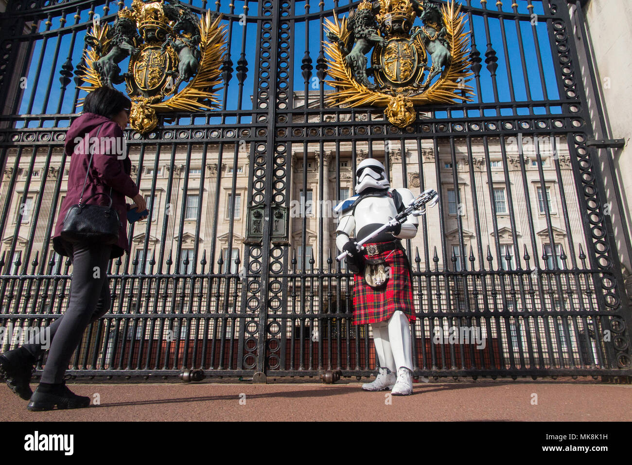 Un stormtrooper indossando un kilt guardie della Regina e di Buckingham Palace il 4 maggio (maggio il quarto essere con voi) prima di essere spostato su dalla polizia Foto Stock