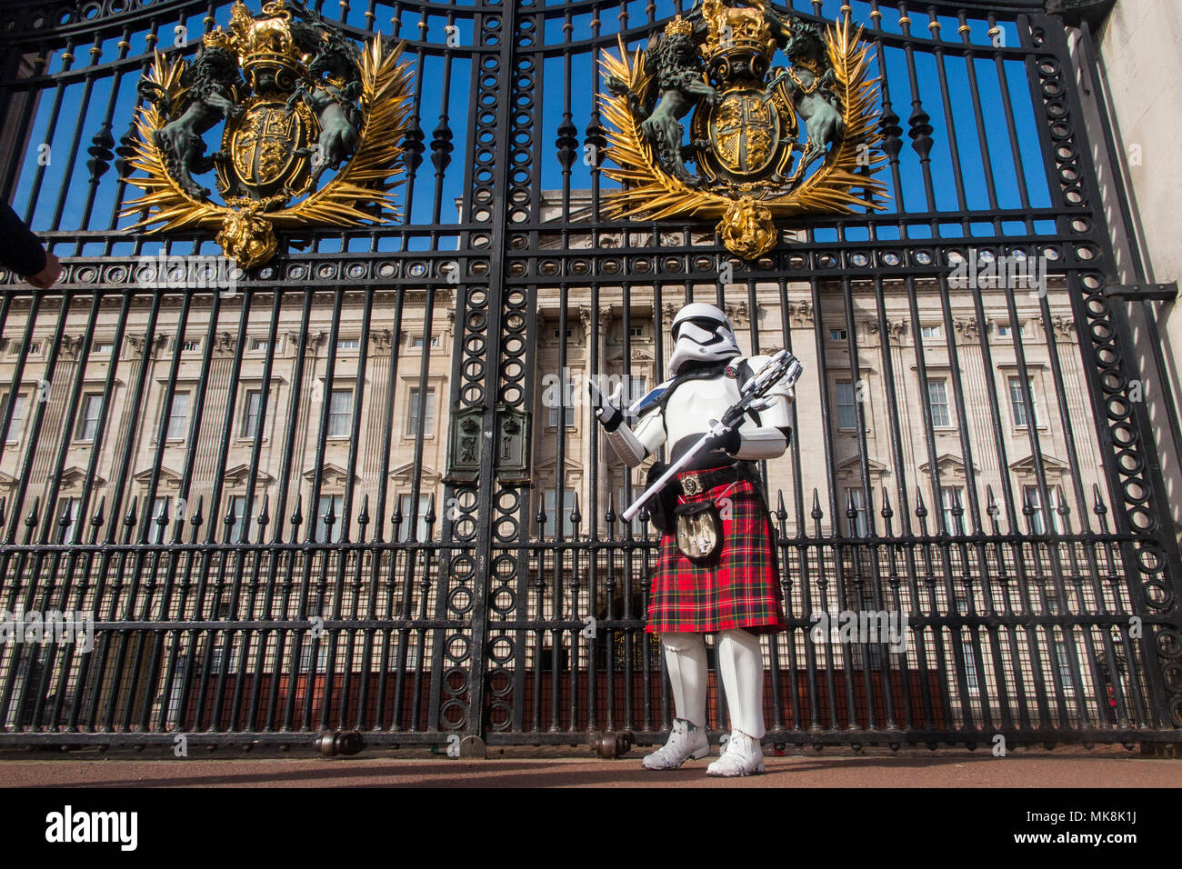 Un stormtrooper indossando un kilt guardie della Regina e di Buckingham Palace il 4 maggio (maggio il quarto essere con voi) prima di essere spostato su dalla polizia Foto Stock