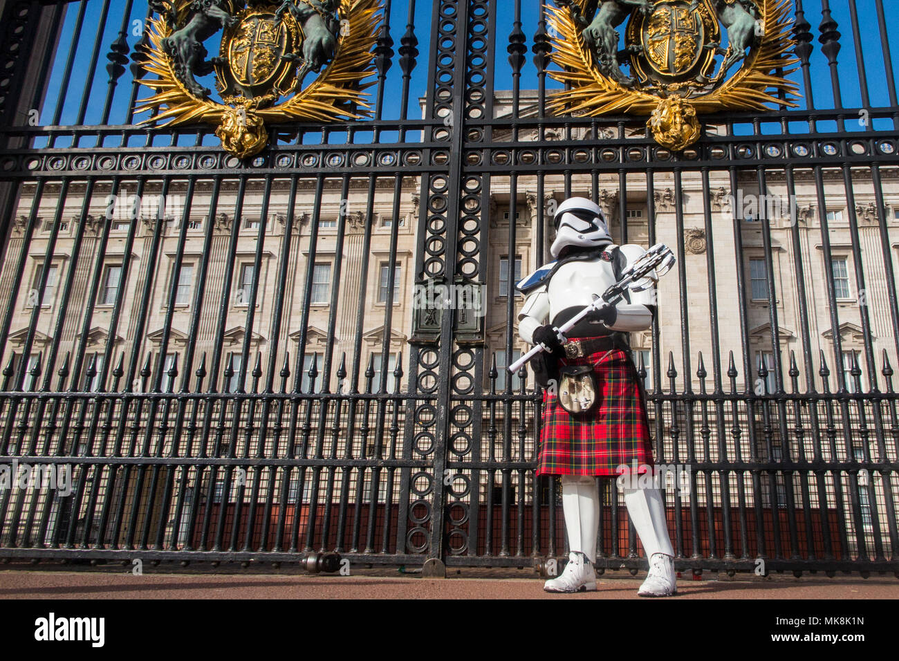 Un stormtrooper indossando un kilt guardie della Regina e di Buckingham Palace il 4 maggio (maggio il quarto essere con voi) prima di essere spostato su dalla polizia Foto Stock