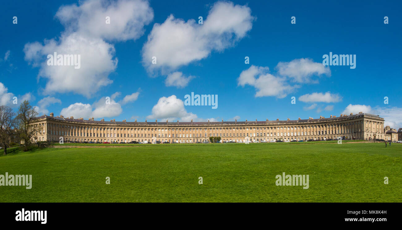 Una vista panoramica della Royal Crescent nella città di Bath in un giorno di primavera Foto Stock