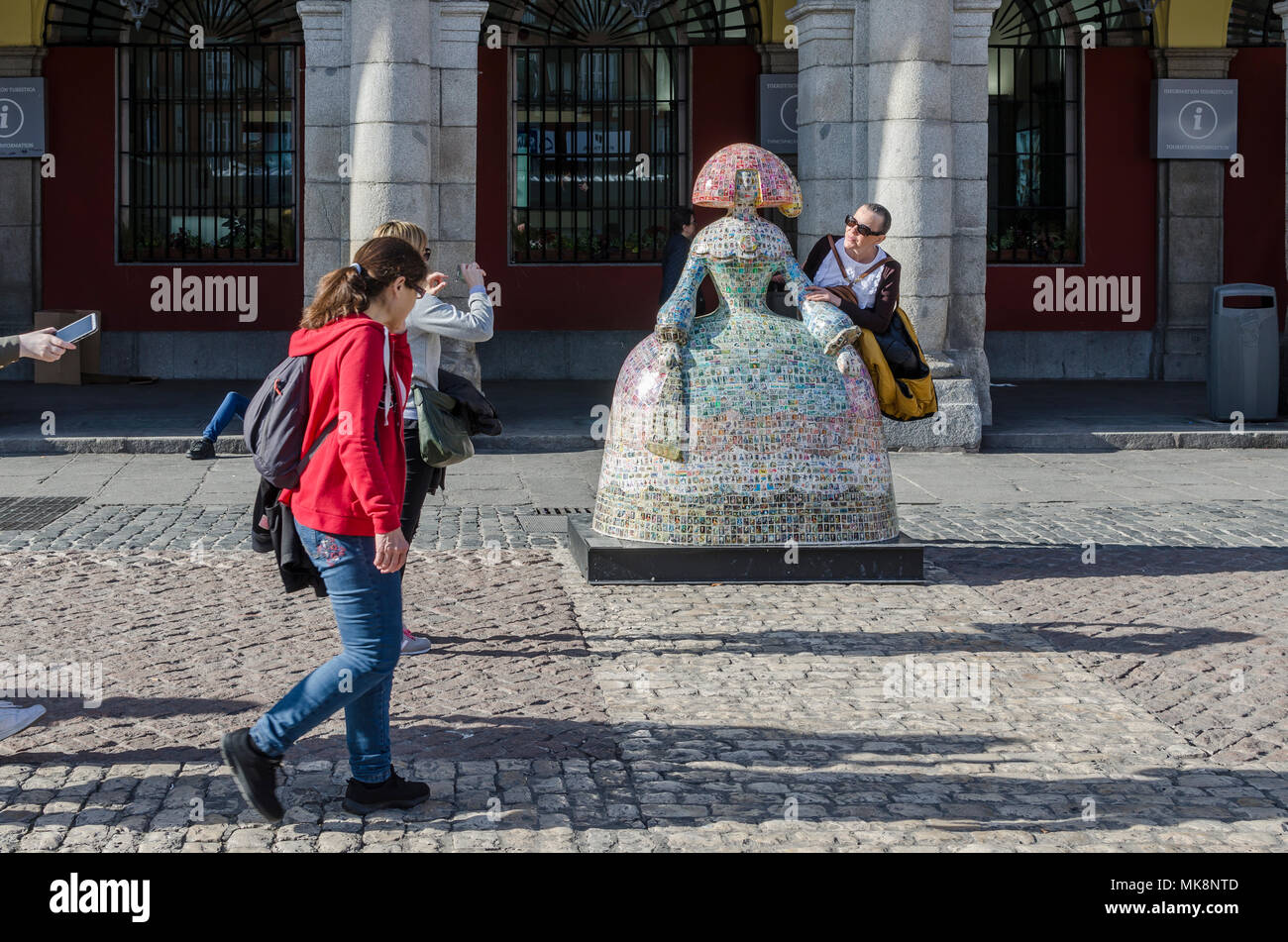 Un'arte figura Menina vista nella città vecchia, Plaza Mayor, la città di Madrid, Spagna. Foto Stock