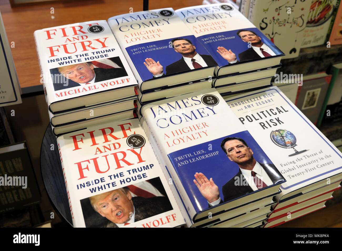 Il fuoco e la furia' Michael Wolfe Book e 'una maggiore fedeltà " James Comey libri la focalizzazione su Donald Trump il comportamento per la vendita in bookstore UK KATHY DEWITT Foto Stock