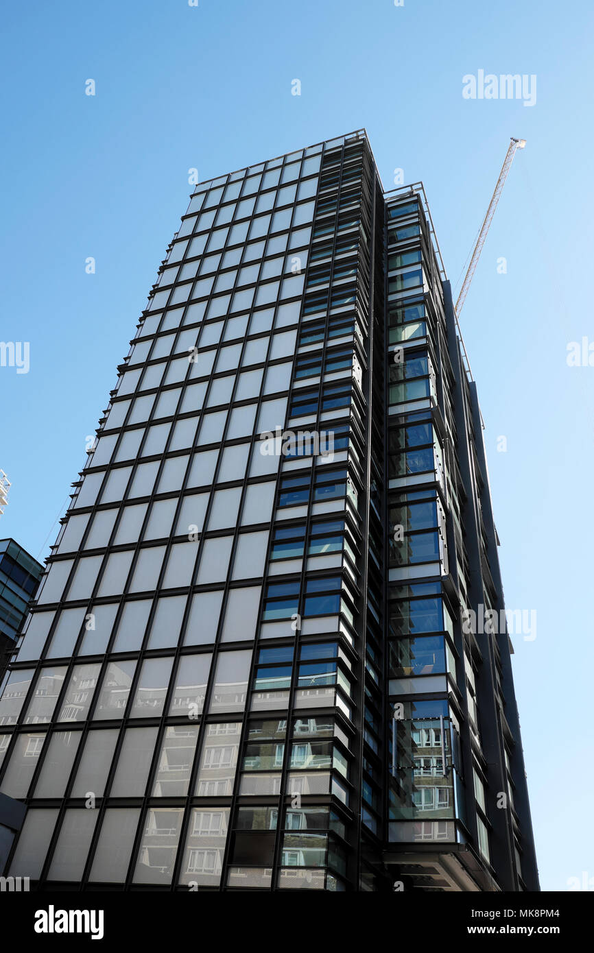 Vista esterna del grattacielo alto alto e moderno isolato a torre nella città di Londra UK KATHY DEWITT Foto Stock