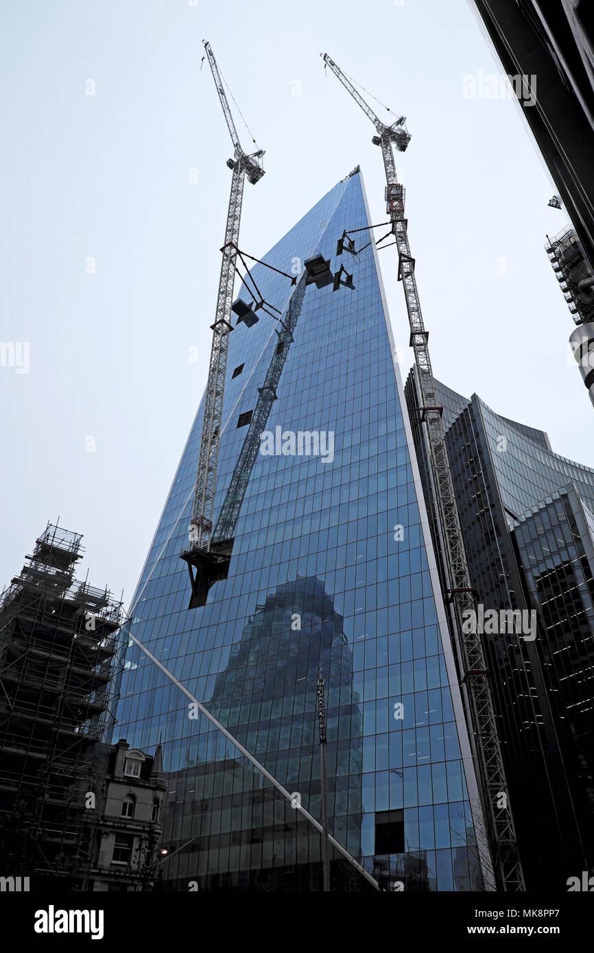 Un bisturi grattacielo Torre alta e moderna office block e gru in costruzione su Lime Street nella città di Londra UK KATHY DEWITT Foto Stock