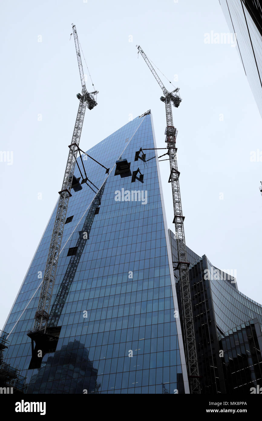 Un bisturi grattacielo alto e moderno isolato a torre e gru in costruzione nella città di Londra UK KATHY DEWITT Foto Stock