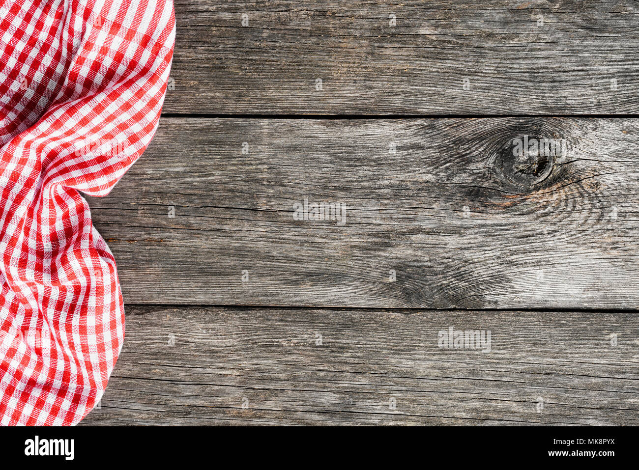 Red plaid tessili da cucina in legno vecchio sfondo. La cottura di cibo Pizza sfondo Picnic con copia spazio per il testo Foto Stock