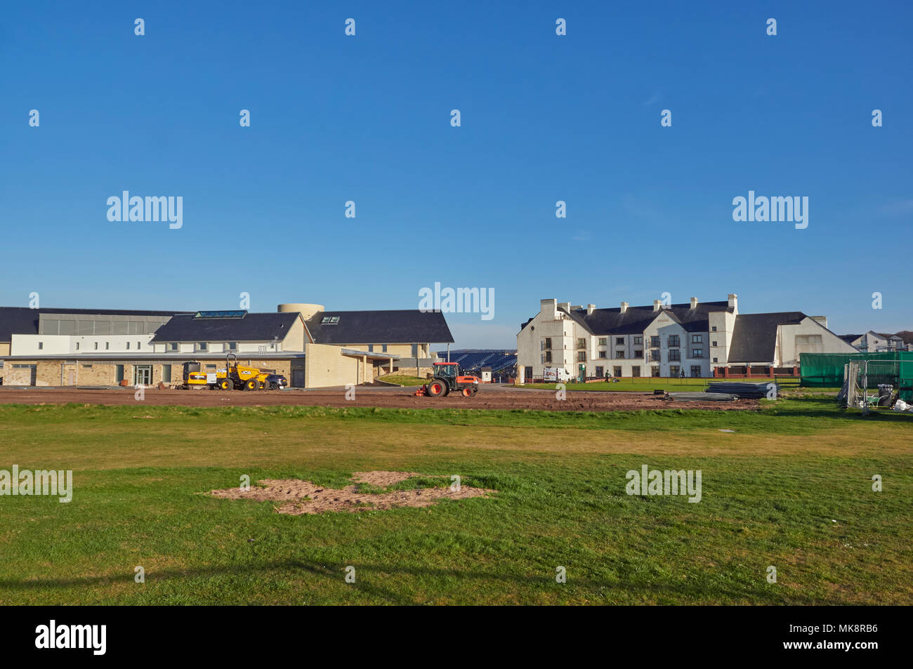 Un trattore e gli appaltatori che lavorano sui preparativi per il prossimo Golf Open Championship tenutosi nel 2018 a Carnoustie, Angus, Scozia. Foto Stock