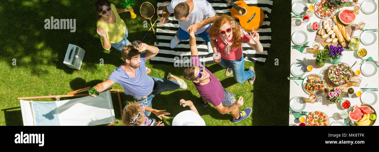 Giovani divertendosi al barbecue estivo party Foto Stock