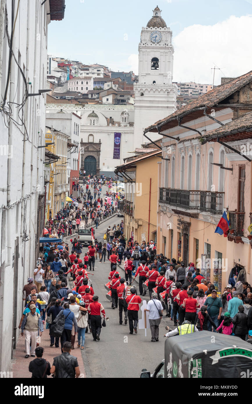 Marching Band a sfilare attraverso la vecchia città di Quito, Ecuador. Foto Stock