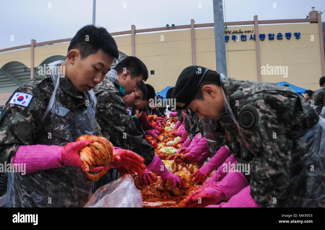 Soldati dal 125th meccanizzata del battaglione di fanteria, XVI Repubblica di Corea esercito divisione di fanteria, durante il 2017 Dongducheon Centro di volontariato Kimchi annuale evento di beneficenza a Dongducheon multi stadio complessa, Dongducheon, Repubblica di Corea, nov. 22, 2017. All'evento, i soldati delle due eserciti, insieme con le comunità locali, fatta di Kimchi che sono stati distribuiti ai cittadini locali che erano nel bisogno. (U.S. Esercito Foto di Sgt. Michelle U. Blesam, 210th FA Bde Affari pubblici) Foto Stock