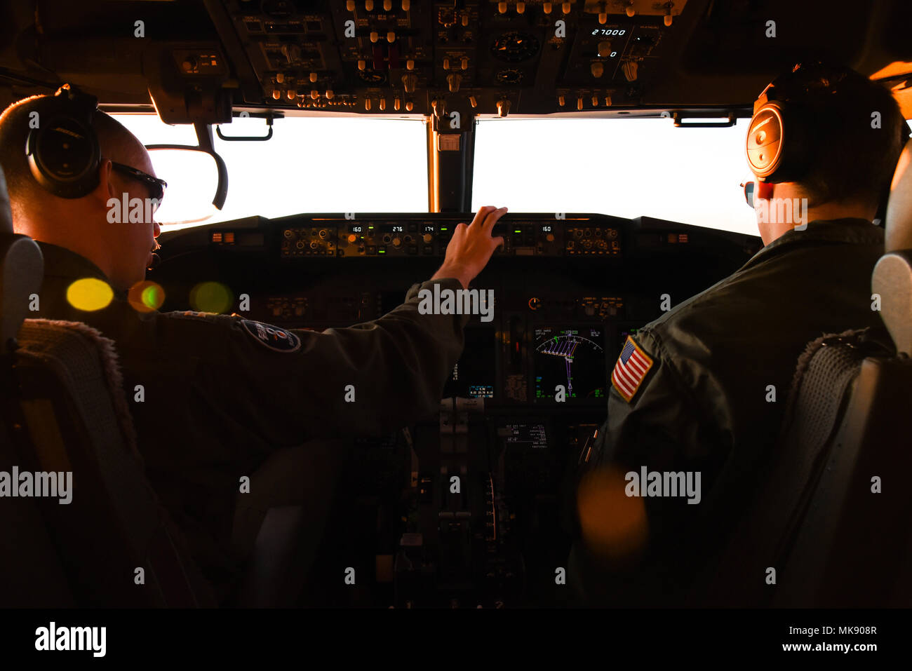 171126-N-IT277-014 Bahia Blanca, Argentina (nov. 26, 2017) Lt. Adam Hunt e il tenente Adam Suwinski, dal 'Mannuncio volpi' di Patrol Squadron (VP) 5, pilota un P-8A Poseidon aeromobile durante una ricerca di mare e l'operazione di soccorso al largo della costa argentina. I marinai da VP-5 sono attualmente in Bahia Blanca come parte di un distacco dal comandante, il pattugliamento e ricognizione ala (CPRW) 11 assistere i militari argentini nella loro ricerca che manca il sommergibile argentino ARA San Juan. (U.S. Foto di Marina di Massa Communications Specialist 2a classe Sean R. Morton/rilasciato) Foto Stock