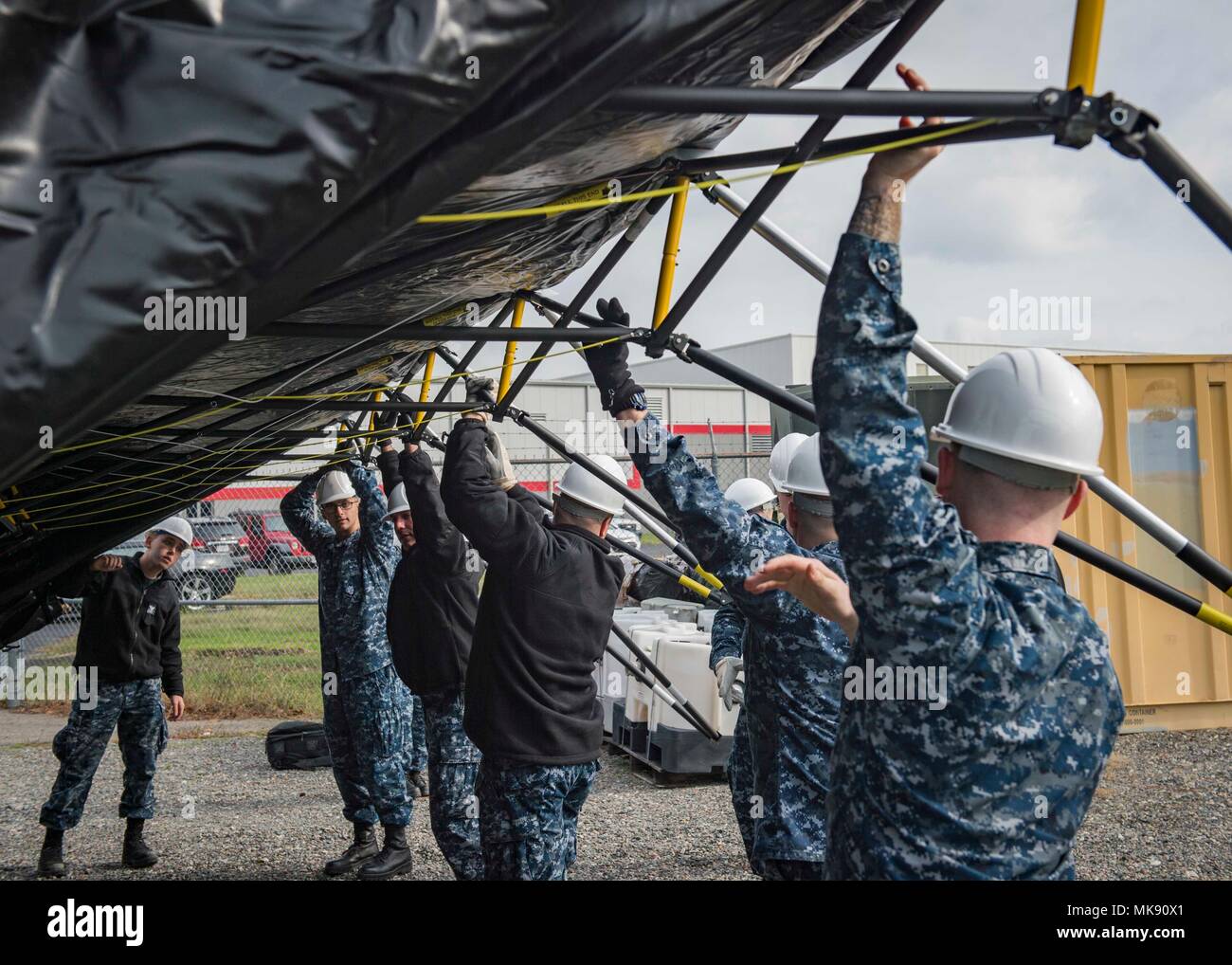 171114-N-UB406-065 Williamsburg, Virginia (nov. 14, 2017) marinai di assemblare un Expeditionary unità mediche durante una tre-giorni di esercizio al Marine Expeditionary supporto medico comando, nov. 14, 2017. L'esercizio è servita come una apparecchiatura familiarizzazione e unità di evento di certificazione per la prossima missione umanitaria continua promessa 2018. (U.S. Foto di Marina di Massa Specialista comunicazione marinaio Cameron M. Stoner/rilasciato) Foto Stock