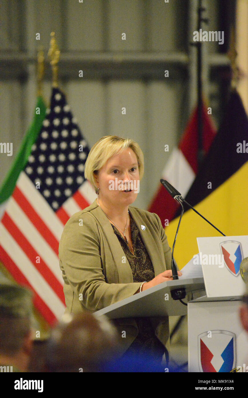 La sig.ra Ann Schrijvers, Sindaco di Zutendaal, parla al pubblico durante la fase di apertura del nuovo U.S. Esercito di pre-posizionato stock, in Zutendaal, Belgio, Nov.21, 2017. (U.S. Esercito foto di Visual Information Specialist Pascal Demeuldre) Foto Stock