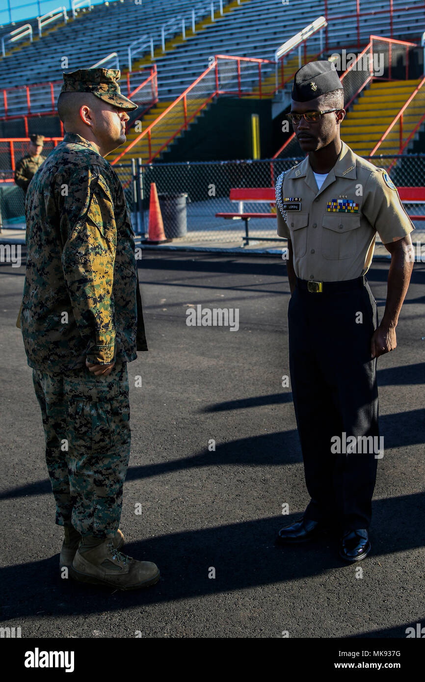 Sergente Gunnery Sean Faglier, il personale Sottufficiale in carica della sottostazione di reclutamento Jacksonville, stazione di reclutamento di Jacksonville, 6 Marine Corps distretto, giudici Junior Navy Reserve Officer Training Corps alunni durante la fase di ispezione personale parte di un trapano soddisfare al Mandarin High School di Jacksonville, Florida il 9 novembre 18, 2017. Mandarin High School ha ospitato più scuole da intorno alla zona di competere in stretta quarti trapano. (U.S. Marine Corps Foto di Sgt. Tony Simmons) Foto Stock
