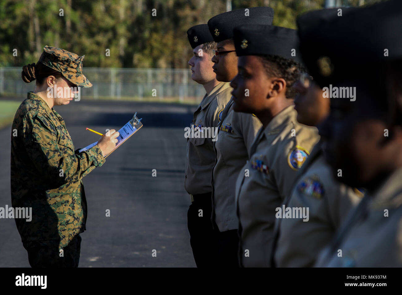 Il sergente Rebecca Schilling, un selezionatore a domicilio con il reclutamento di sottostazione Jacksonville Beach, stazione di reclutamento di Jacksonville, 6 Marine Corps distretto, giudici Junior Navy Reserve Officer Training Corps alunni durante la fase di ispezione personale parte di un trapano soddisfare al Mandarin High School di Jacksonville, Florida il 9 novembre 18, 2017. Mandarin High School ha ospitato più scuole da intorno alla zona di competere in stretta quarti trapano. (U.S. Marine Corps Foto di Sgt. Tony Simmons) Foto Stock