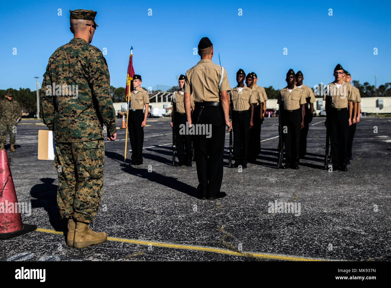 Gunnery Sergente Michael luminose, il personale Sottufficiale in carica della sottostazione di reclutamento Jacksonville Beach, stazione di reclutamento di Jacksonville, 6 Marine Corps distretto, giudici Junior Navy Reserve Officer Training Corps studenti durante un drill soddisfare al Mandarin High School di Jacksonville, Florida il 9 novembre 18, 2017. Mandarin High School ha ospitato più scuole da intorno alla zona di competere in stretta quarti trapano. (U.S. Marine Corps Foto di Sgt. Tony Simmons) Foto Stock