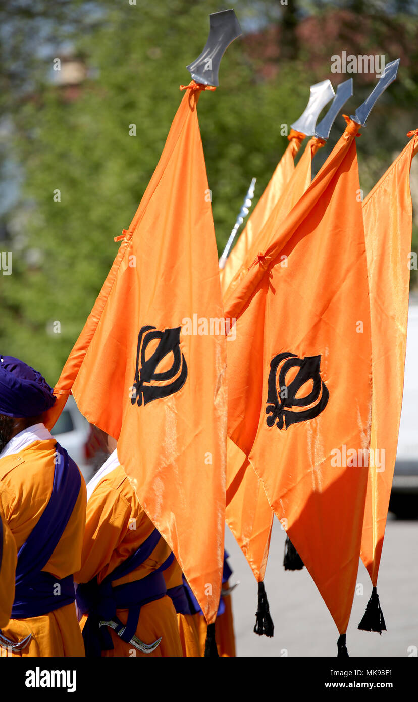 DuraFlag Bandiera Sikh 50x30 Cm - Alta Qualità Da Esterno/Interno Con Corda E Tientibene, Colori Vivaci