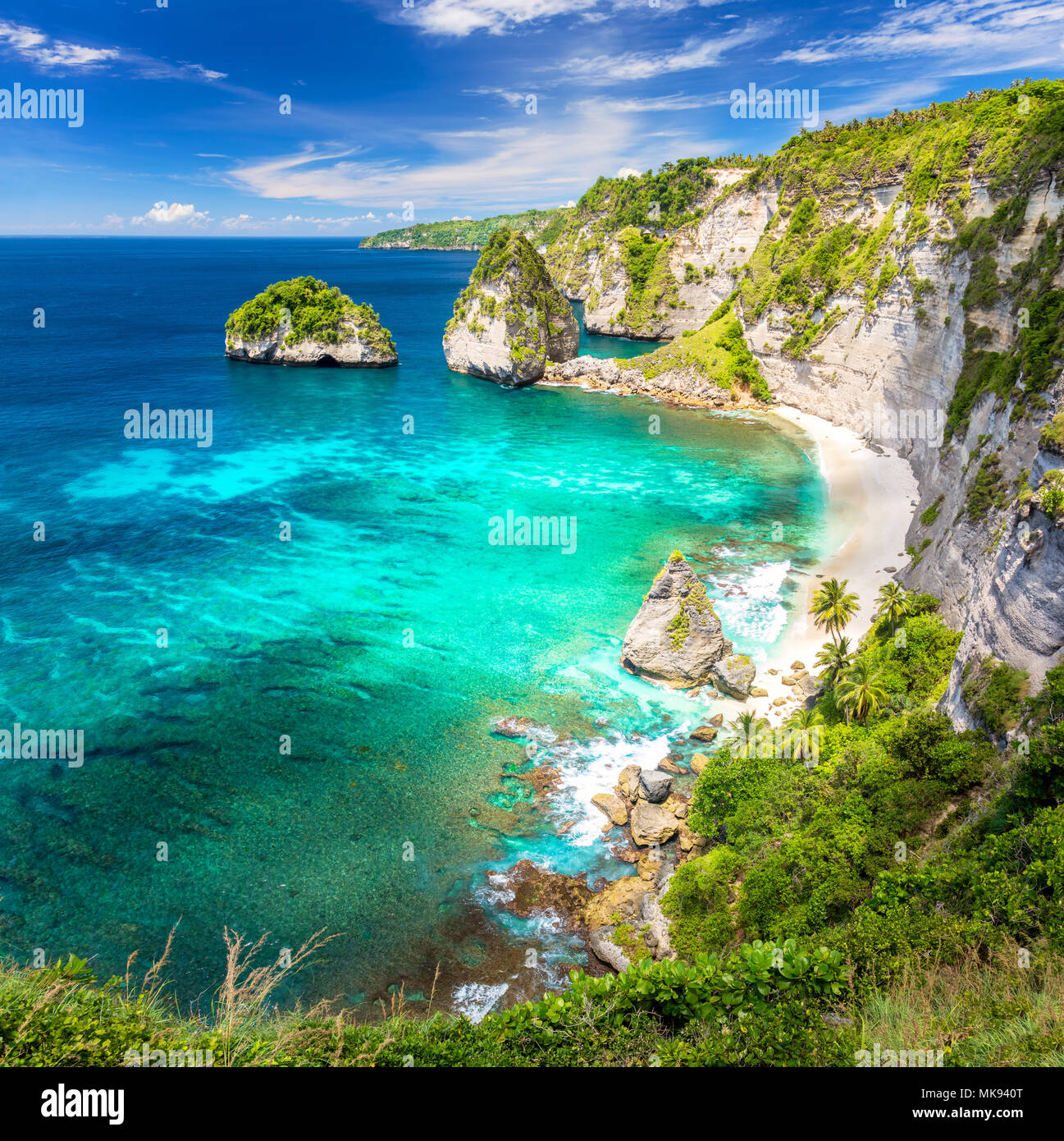 Incredibile isola tropicale con spiaggia sabbiosa, palme, reef e rocce, Nusa Penida, Indonesia Foto Stock