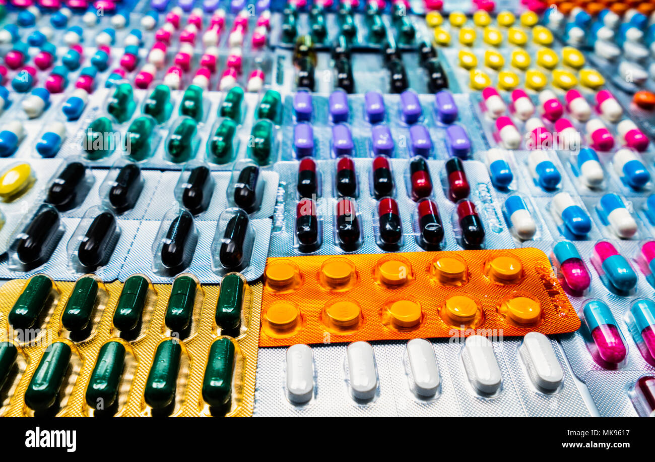 Colorato di compresse e capsule pillola in confezione blister disposti con belle pattern. Industria farmaceutica concetto. Farmacia farmacia. L' ANTIB Foto Stock