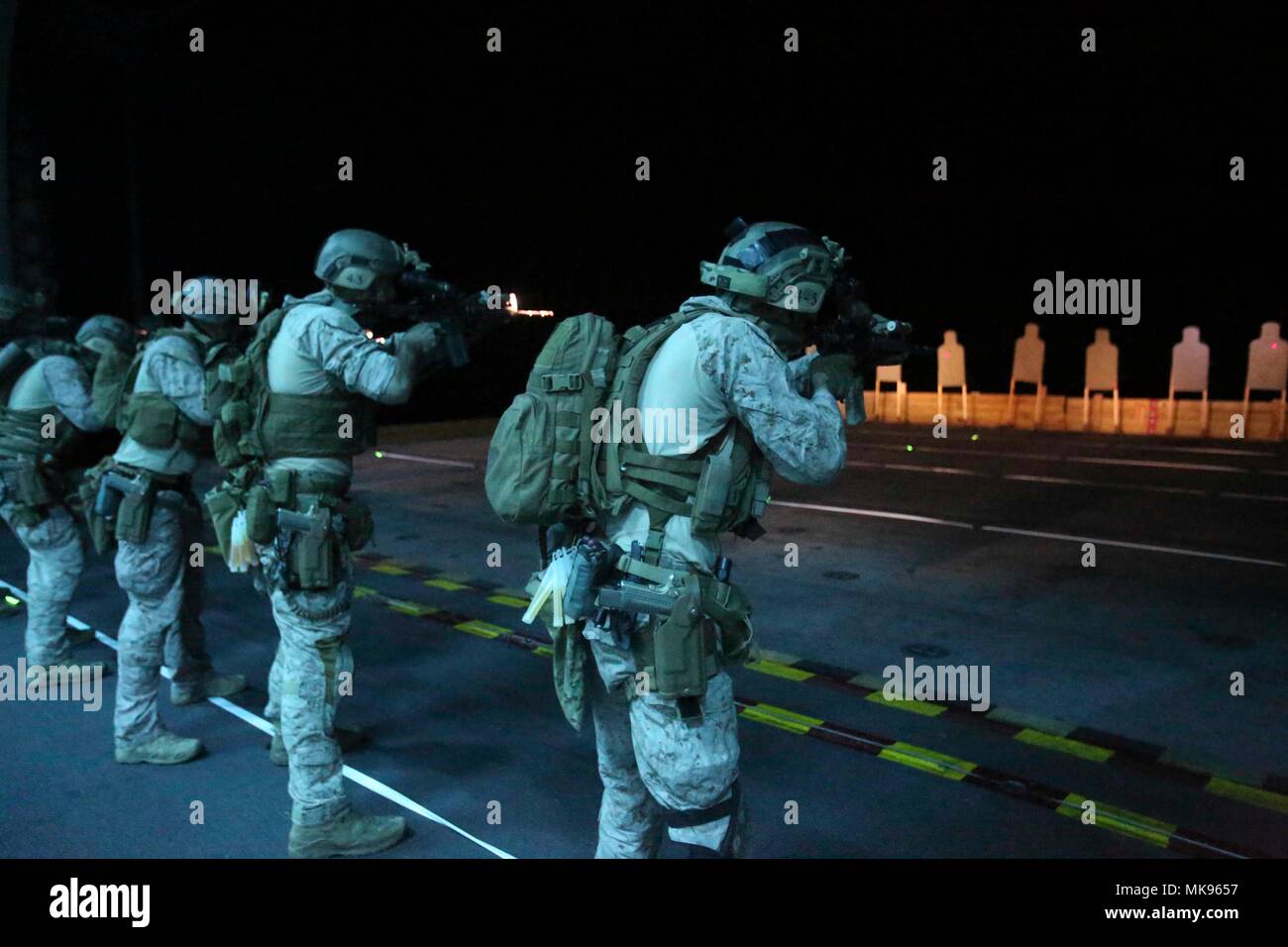 Stati Uniti 5TH FLOTTA AREA DI OPERAZIONI- Marines con il quindicesimo Marine Expeditionary Unit marittimo della forza Raid condotta a bassa luce deck shoot per mantenere la precisione di tiro proficiency mentre in corso a bordo di assalto anfibio nave USS America (LHA 6); nov. 26; 2017. Marines mantenere la precisione con la M16A4 fucile da assalto e M9 pistola. Xv MEU e America pronto anfibio gruppo sono distribuiti negli Stati Uniti Quinta Flotta area di operazioni a sostegno della sicurezza marittima operazioni per rassicurare gli alleati e partner; e per preservare la libertà di navigazione e il libero flusso di commercio nella regione. (U.S. Mari Foto Stock