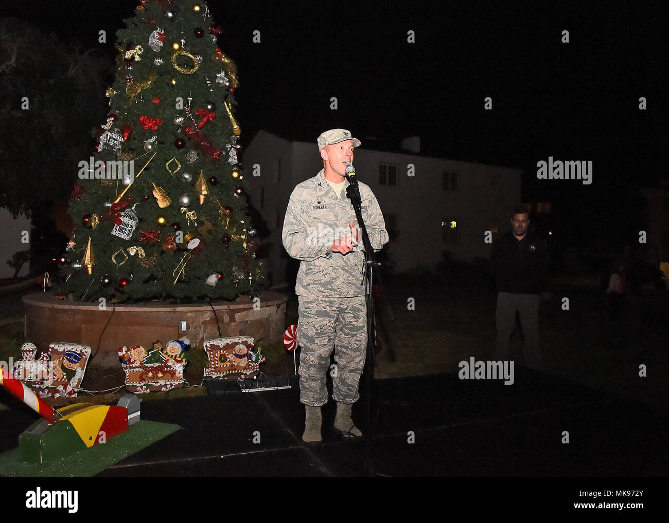 61aria gruppo Base Commander, Col Charles Roberts, chiesto chi piacerebbe aiutare flip lo switch alla luce l'albero di Natale, vicino la parata motivi su Fort MacArthur, San Pedro, California, 29 novembre 2017. In seguito la famiglia, gli amici, e l'alloggiamento di base residenti sono stati quindi trattati al cibo snack, giocattoli, artigianato, e una visita con Santa nel centro comunitario per ottenere lo spirito delle festività che va. (U.S. Air Force photo/ Joseph M. Juarez Suor) Foto Stock