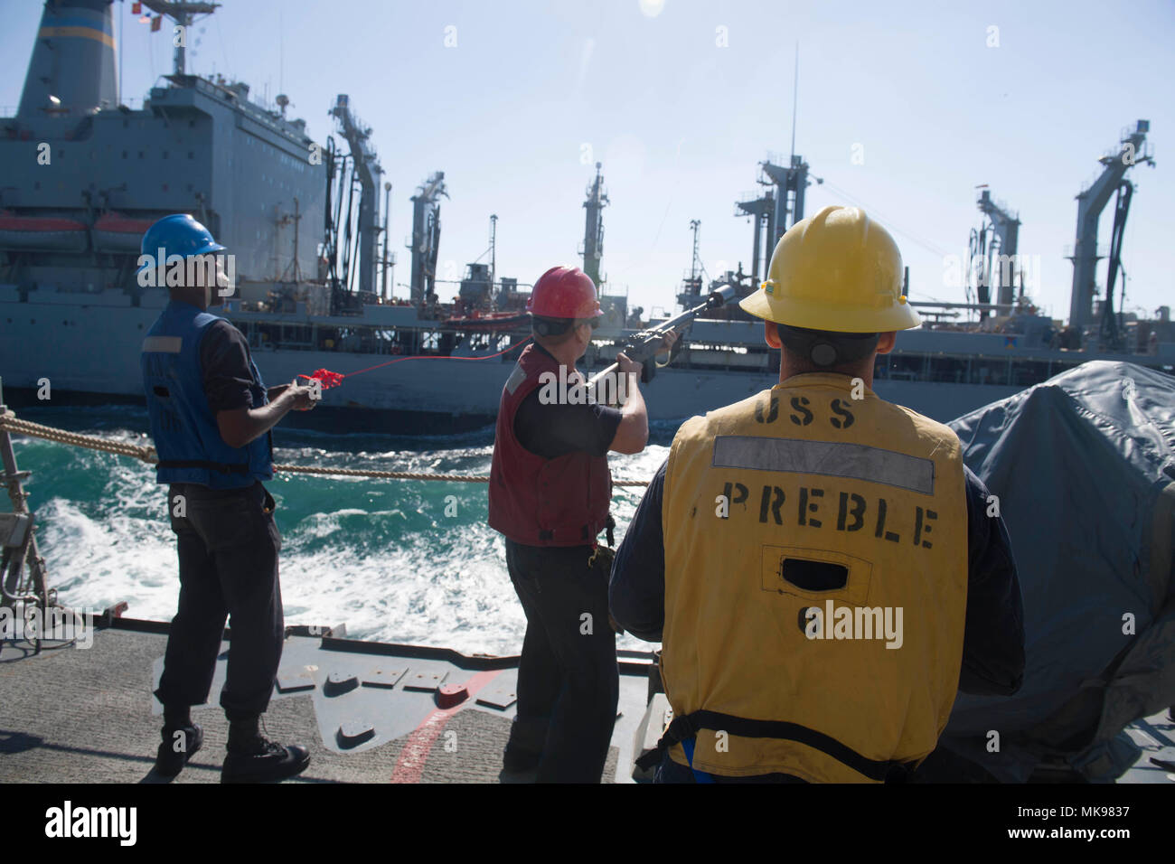 171129-N-IA905-1119 U.S. 5TH FLOTTA AREA DI RESPONSABILITÀ (nov. 29, 2017) da bombardieri Mate 3° di classe Cameron T. Nicoletti, medio, spara un colpo linea per la USNS Patuxent (T-AO 201) durante un rifornimento in mare a bordo del Arleigh Burke-class guidato-missile destroyer USS Preble (DDG 88). Preble viene distribuito con Theodore Roosevelt Carrier Strike gruppo per gli Stati Uniti Quinta Flotta area di operazioni a sostegno della sicurezza marittima operazioni per rassicurare gli alleati e partner e preservare la libertà di navigazione e il libero flusso di commercio nella regione. (U.S. Foto di Marina di Massa lo specialista di comunicazione 3 Foto Stock