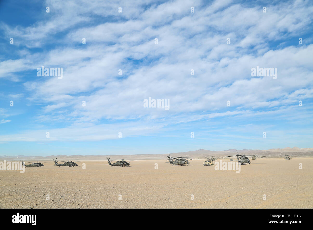 Stati Uniti I soldati dell esercito assegnati al 1° Brigata Team di combattimento, 1° Divisione di cavalleria, preparare una linea di UH60 Blackhawks per volo durante un'azione decisiva la rotazione 18-02 presso il National Training Center a Fort Irwin, California, nov. 24, 2017. (U.S. Esercito foto di Spc. Dana Clarke, gruppo Operations, National Training Center) Foto Stock