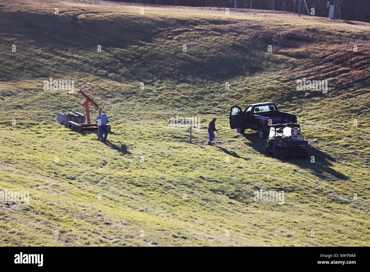 Il personale di manutenzione per il culbianco Ridge Ski Area di lavoro su una linea di traino nov. 29, 2017, a Fort McCoy, Wis. culbianco cresta fornisce un family-friendly gita. Dispone di spazio per sci, tubo e snowboard per persone di tutte le età e i livelli di specialità. I membri dello staff piano per espandere il tubo corsie questo anno e aggiungere nuove funzionalità e gli ostacoli per il terreno park per gli snowboarder. La zona offre inoltre accesso ai sentieri locali e affitti sia con le racchette da neve e cross-country attrezzatura. (U.S. Foto dell'esercito da Scott T. Sturkol, Ufficio per gli affari pubblici, Fort McCoy, Wis.) Foto Stock